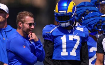 Los Angeles Ramsin päävalmentaja, Sean McVay vasemmalla puolella, puhuu laajan vastaanottajan Davante Adamsin kanssa Dallas Cowboys -harjoitteluleirin aikana, tiistaina 5. elokuuta 2025, Oxnardissa, Kaliforniassa (valokuva / Mark J. Terrill)