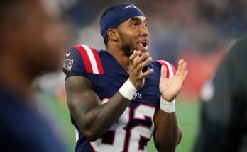Uuden Englannin isänmaalliset Ballon Treveyon Hendersonin Beareur reagoi NFL: n kauden edeltävän jalkapallo-ottelun toisella puoliskolla Washingtonin komentajia vastaan 8. elokuuta 2025 Foxboroughissa, Massachusetts (AP Photo / Charles Krupa)