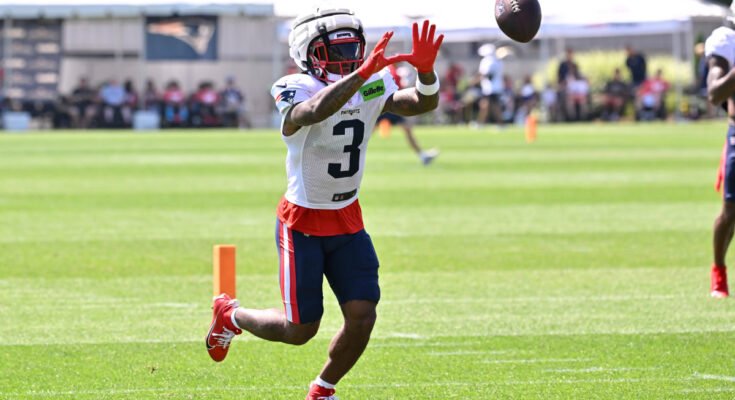 Patriotsin DeMario Douglas poseeraa 2025 rooliin, kuten Ravensin Zay -kukat