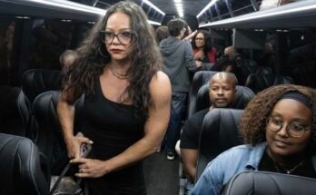 Texasin osavaltion lainsäätäjät linja -autolla Bussissa sen jälkeen, kun Affration Countyn demokraattisen puolueen pääkonttorissa pidetyssä tiedotustilaisuudessa oli 3. elokuuta 2025 Carol Stream, Illinois. Demokraattisten lainsäätäjien ryhmä lähti valtiosta aikaisemmin päivällä, joten koorumia ei voitu liittyä erityisistunnossa, jota kutsuttiin valvontaan.