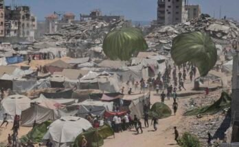 Palestiinalaiset kiirehtivät keräämään laskuvarjojen levittämiä humanitaarista apua Gazan kaupungissa 7. elokuuta 2025.