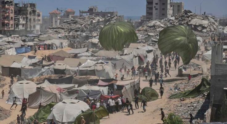 Palestiinalaiset kiirehtivät keräämään laskuvarjojen levittämiä humanitaarista apua Gazan kaupungissa 7. elokuuta 2025.