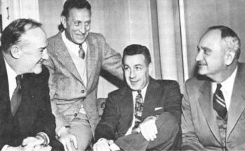 Valmentajat liittyvät Adolph Ruppiin avajaisiin UKIT: hen vuonna 1953. Vasemmalta oikealle, Ken Loeffler (LaSalle), John Wooden (UCLA), Harold Bradley (Duke) ja Rupp, Big Blue -historian kautta John Scott.