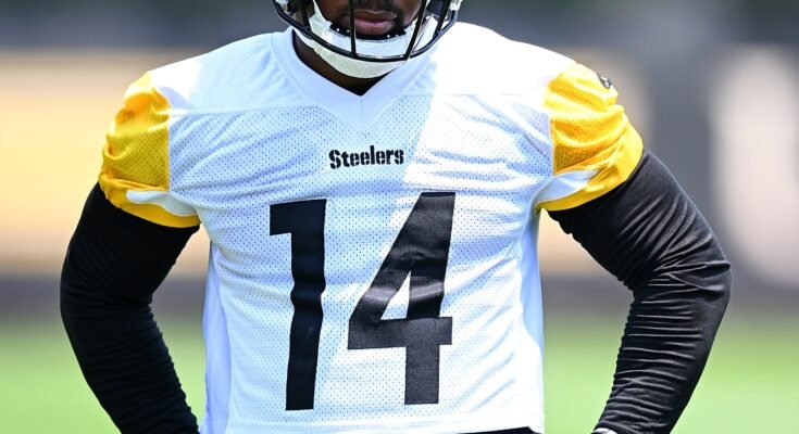 Pittsburgh Steelersin Kenneth Gainwell # 14 UPMC Rooney Sports -kompleksin Minicampin aikana 11. kesäkuuta 2025 Pittsburghissa, Pennsylvaniassa.