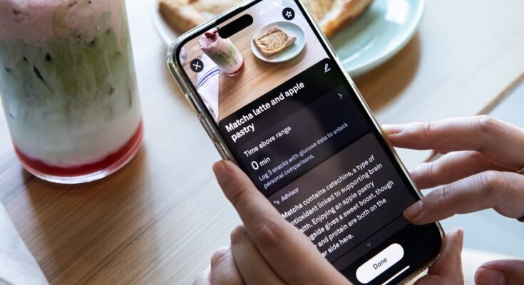 Henkilö skannaa matcha -lattea ja omena leivonnaisia Osaa Ring -sovelluksessa