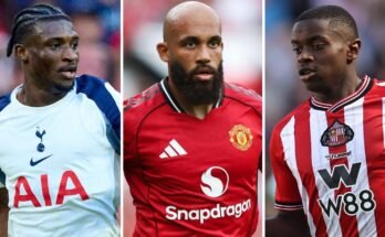 Triptyykki jaettiin kolmeen pystysuoraan sarakkeeseen, jotka osoittavat Kudus Mohammedin, Bryan Mbeumon ja Habib Diarran toiminnassa Tottenham Hotspurille, Manchester Unitedille ja Sunderlandille. Kudus käyttää valkoista paitaa, punaista mbeumoa ja diarraa punaisella ja valkoisella pystysuorassa raidassa