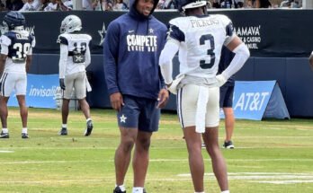 Dallas Cowboys Secondary, Micah Parsons, puhuu laajan vastaanottajan George Pickensin kanssa Dallas Cowboys NFL -jalkapalloharjoitteluleirin aikana Oxnardissa, Kaliforniassa, lauantaina 2. elokuuta 2025 (AP Photo / Dan Greenspan)