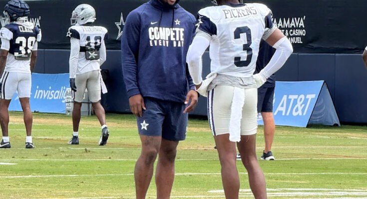 Dallas Cowboys Secondary, Micah Parsons, puhuu laajan vastaanottajan George Pickensin kanssa Dallas Cowboys NFL -jalkapalloharjoitteluleirin aikana Oxnardissa, Kaliforniassa, lauantaina 2. elokuuta 2025 (AP Photo / Dan Greenspan)