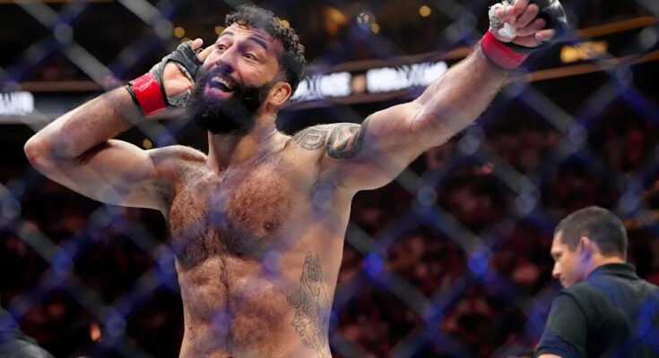5. lokakuuta 2024; Salt Lake City, Utah, Yhdysvallat; Roman dolidze (punaiset käsineet) reagoi Kevin Hollandin voittamisen jälkeen (ei havainnollistettu) UFC 307: n aikana Delta -keskuksessa. Pakollinen luotto: Stephen R. Sylvanie-Imagn -kuvat