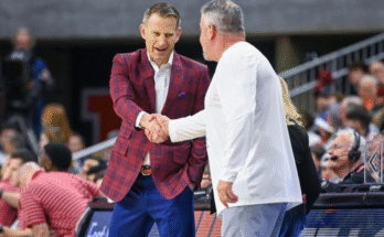 11. helmikuuta 2023; Auburn, Alabama, Yhdysvallat; Alabama Crimson Tide Nate Oats -valmentaja ja Auburn Tigersin päävalmentaja Bruce Pearl palvelee kättä ennen NCAA -koripallo -ottelua Neville -areenalla. Pakollinen luotto: Julie Bennett-Imagn -kuvat