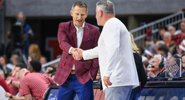 11. helmikuuta 2023; Auburn, Alabama, Yhdysvallat; Alabama Crimson Tide Nate Oats -valmentaja ja Auburn Tigersin päävalmentaja Bruce Pearl palvelee kättä ennen NCAA -koripallo -ottelua Neville -areenalla. Pakollinen luotto: Julie Bennett-Imagn -kuvat
