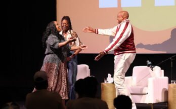 Michelle Obama ja Craig Robinson keskustelevat Natsha Rothwellin kanssa IMO: lle