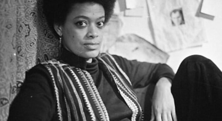 Toni Cade Bambara -koulu järjestää "Review