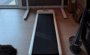 C2-mini-tapis-rullattavan taitevan valkoisen rullaavan tapin edessä osittain osittain korotetun työtoimiston alla