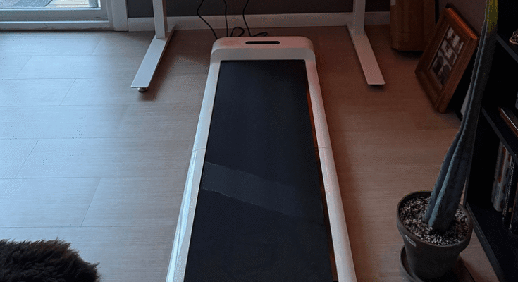 C2-mini-tapis-rullattavan taitevan valkoisen rullaavan tapin edessä osittain osittain korotetun työtoimiston alla