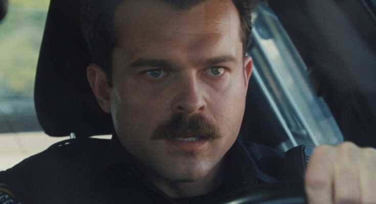 "Aseet" -tähti Alden Ehrenreich aseellisesta väkivallasta, viiksistä ja muusta