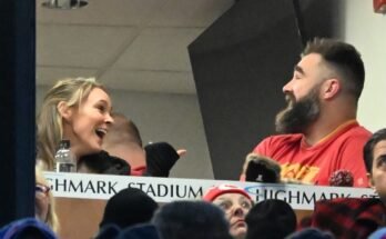 Jason Kelcen vaimo Kylie Kelce herättää kiitosta osallistumalla jalkapallo -otteluun