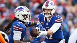 Billsin Josh Allen puhuu James Cookin hillinnän keskellä: