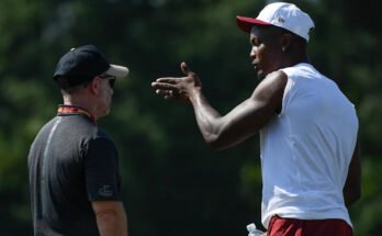 Ashburn, VA - 27. heinäkuuta: Washingtonin komentajien vastaanottaja Terry McLaurin (17 -vuotias) puhuu agentti Buddy Bakerin kanssa harjoitusleirin aikana sunnuntaina 27. heinäkuuta 2025 (kuva: Hannah Foslien / Washington Postille Getty Images)