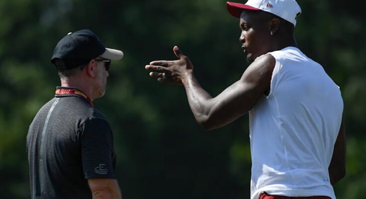 Ashburn, VA - 27. heinäkuuta: Washingtonin komentajien vastaanottaja Terry McLaurin (17 -vuotias) puhuu agentti Buddy Bakerin kanssa harjoitusleirin aikana sunnuntaina 27. heinäkuuta 2025 (kuva: Hannah Foslien / Washington Postille Getty Images)