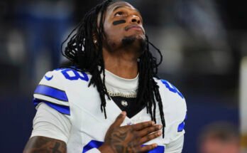 Ceedee Lamb käskee Jerry Jonesin, Cowboysin "Maksa miehen" keskellä työpyyntöä Micah Parsonsilta