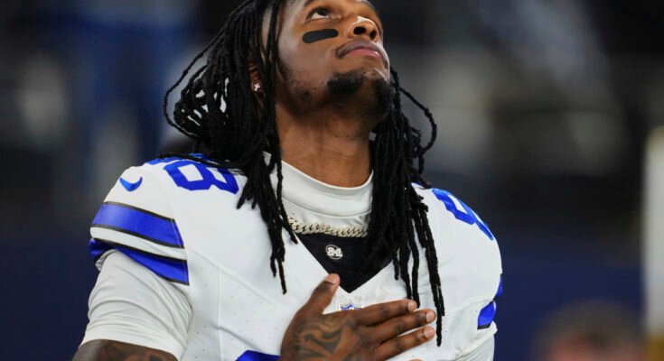 Ceedee Lamb käskee Jerry Jonesin, Cowboysin "Maksa miehen" keskellä työpyyntöä Micah Parsonsilta