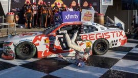 Connor Zilisch kärsii rikkoutuneesta kaulusluusta putoamisensa autostaan Victory Lane -sivustolla NASCAR XFINITY -kilpailun jälkeen