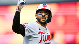 Astros -kauppa Carlos Correassa järkyttävässä sopimuksessa: Star Shortstop suuntaa Houstoniin, missä hän voitti World Seriesin
