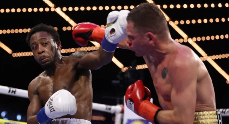 NEW YORK, New York - 14. helmikuuta: Keyshawn Davis osuu Denys Berinchykiin Wbo Light Title -taistelunsa aikana heidän nuoremman kukkopainotaistelunsa aikana heidän taistelujensa taistelujensa aikana heidän raskaansarjan taistelunsa aikana Madison Square Garden -teatterissa 14. helmikuuta 2025 New Yorkissa. (Kuva Al Bello / Getty -kuvista)