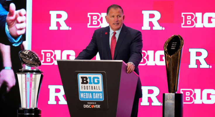 22. heinäkuuta 2025; Rutgersin päävalmentaja Greg Schiano puhuu tiedotusvälineille Big Ten NCAA College Football Media -päivien aikana Mandalay Bay Resortissa. (Luotto: Lucas Peltier-Imagn -kuvat)
