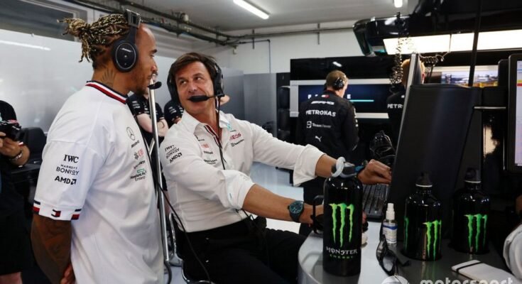 Lewis Hamilton, Mercedes-AMG, yhdessä Toto Wolffin, joukkueen johtaja ja toimitusjohtaja Mercedes AMG