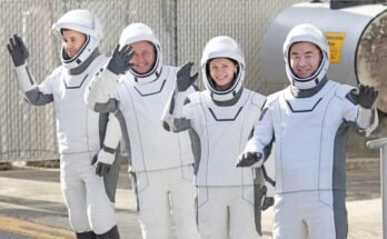 Perjantaina Crew Mission -astronautit ovat matkalla perjantaina Kennedyn avaruuskeskukseen Cape Canaveralissa, Floridassa. Vasemmalta oikealle Roscosmos Cosmonaut Oleg Platonov, NASA -astronautti Mike Fincke, NASA -astronautti ja Mission Zena Cardmanin ja Jaxa Kimiya Yui Astronaut -komentaja. Miehistö asuu ja työskentelee kansainvälisellä avaruusasemalla vähintään kuusi kuukautta.