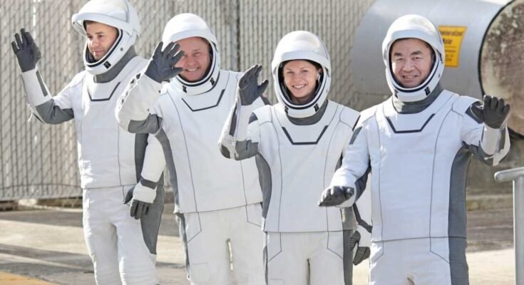 Perjantaina Crew Mission -astronautit ovat matkalla perjantaina Kennedyn avaruuskeskukseen Cape Canaveralissa, Floridassa. Vasemmalta oikealle Roscosmos Cosmonaut Oleg Platonov, NASA -astronautti Mike Fincke, NASA -astronautti ja Mission Zena Cardmanin ja Jaxa Kimiya Yui Astronaut -komentaja. Miehistö asuu ja työskentelee kansainvälisellä avaruusasemalla vähintään kuusi kuukautta.