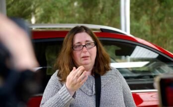 Erin Patterson puhuu toimittajille elokuussa 2023.
