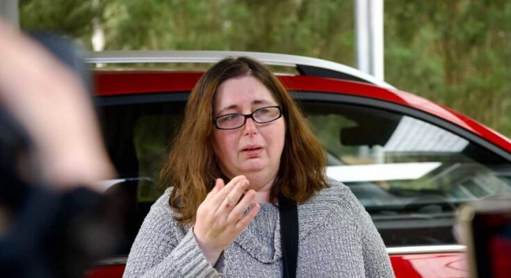 Erin Patterson puhuu toimittajille elokuussa 2023.