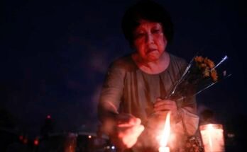 Peace Memorial Park -puiston vierailijoiden valojen suitsuke ennen muistopalvelua Hiroshimassa toisen maailmansodan amerikkalaisen atomipommituksen 80 -vuotisjuhlaan keskiviikkona 6. elokuuta 2025 Japanissa.