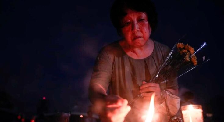 Peace Memorial Park -puiston vierailijoiden valojen suitsuke ennen muistopalvelua Hiroshimassa toisen maailmansodan amerikkalaisen atomipommituksen 80 -vuotisjuhlaan keskiviikkona 6. elokuuta 2025 Japanissa.