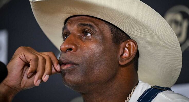 Coloradon yliopiston päävalmentaja Deion Sanders puhuu hänen matkastaan virtsarakon syöpää vastaan lehdistötilaisuudessa.