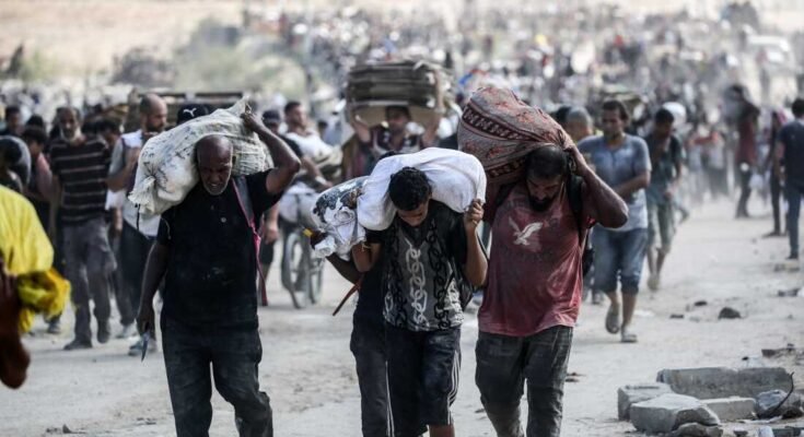 Palestiinalaiset kantavat laukkuja ja laatikoita taitettuna pahvilaan, kun ne tulevat takaisin Yhdysvaltojen johtamasta elintarvikkeiden jakelupisteestä ja Yhdysvaltojen tukemasta Gazan humanitaarisesta säätiöstä, lähellä Gazan keskuskaistalla sijaitsevaa Netsarim -käytävää lauantaina.