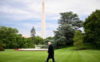 Presidentti Donald Trump kuvitteli kävelevän kohti Marine One -sovellusta poistuakseen Valkoisesta talosta toukokuussa W: n kanssa
