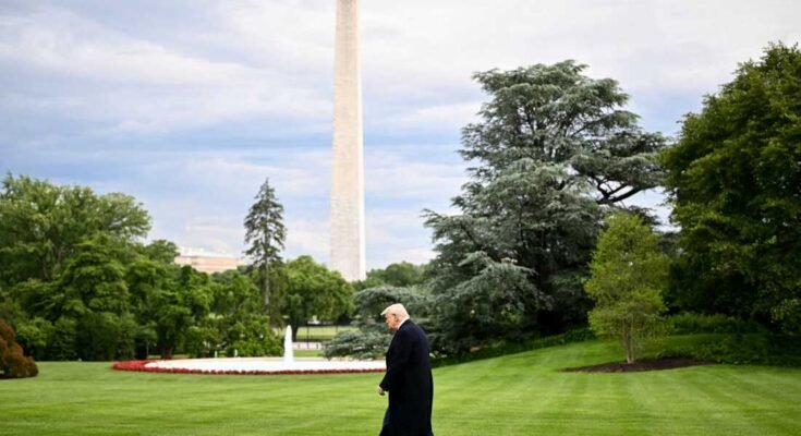 Presidentti Donald Trump kuvitteli kävelevän kohti Marine One -sovellusta poistuakseen Valkoisesta talosta toukokuussa W: n kanssa