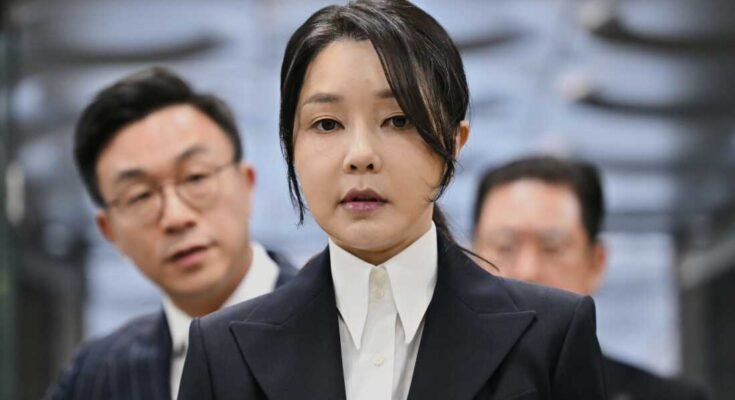 Etelä -Korean entinen ensimmäinen lady, entisen presidentin Yoon Suk Yeolin vaimo Kim Keon Hee saapuu tuomioistuimeen osallistuakseen kuulemistilaisuuteen tutkiakseen hänen erityis syyttäjien pyytämää pidätysmääräystä Soulissa, Etelä -Koreassa.