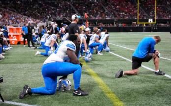 Detroit Lions -pelaajat ottavat polven sen jälkeen, kun Morice Norris loukkaantui Atlanta Falconsia vastaan NFL: n esikauden jalkapallo-ottelun toisella puoliskolla perjantaina Atlantassa.