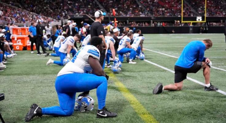 Detroit Lions -pelaajat ottavat polven sen jälkeen, kun Morice Norris loukkaantui Atlanta Falconsia vastaan NFL: n esikauden jalkapallo-ottelun toisella puoliskolla perjantaina Atlantassa.