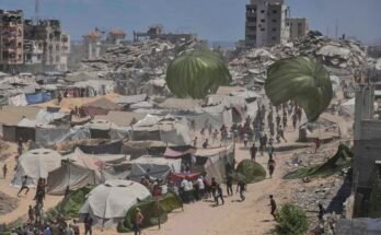 Palestiinalaiset kiirehtivät keräämään laskuvarjojen levittämiä humanitaarista apua Gazan kaupungissa 7. elokuuta 2025.