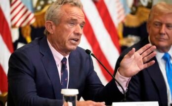 Terveys- ja sosiaalipalvelujen sihteeri Robert F. Kennedy Jr. puhuu, kun presidentti Donald Trump kuuntelee tapahtumaa edistääkseen ehdotustaan parantaakseen amerikkalaisten pääsyä heidän lääketieteellisiin tietoihinsa Valkoisessa talossa on keskiviikkona 30. heinäkuuta 2025 Washingtonissa.