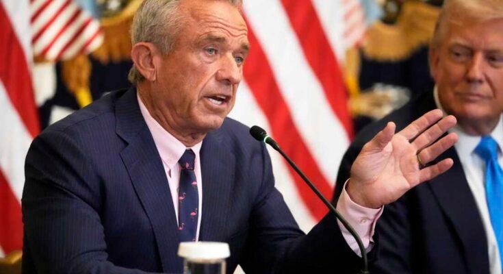 Terveys- ja sosiaalipalvelujen sihteeri Robert F. Kennedy Jr. puhuu, kun presidentti Donald Trump kuuntelee tapahtumaa edistääkseen ehdotustaan parantaakseen amerikkalaisten pääsyä heidän lääketieteellisiin tietoihinsa Valkoisessa talossa on keskiviikkona 30. heinäkuuta 2025 Washingtonissa.