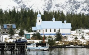 Venäjän ortodoksinen kirkko Alaska de Tatitlikin kylässä. Alaska oli Venäjän siirtomaa, 1799, kunnes se myytiin Yhdysvalloissa vuonna 1867 7,2 miljoonalla dollarilla. Presidentti Trump ja Venäjän päällikkö Vladimir Putin pitävät perjantaina Alaskassa huippukokouksen.