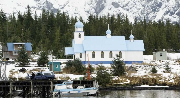 Venäjän ortodoksinen kirkko Alaska de Tatitlikin kylässä. Alaska oli Venäjän siirtomaa, 1799, kunnes se myytiin Yhdysvalloissa vuonna 1867 7,2 miljoonalla dollarilla. Presidentti Trump ja Venäjän päällikkö Vladimir Putin pitävät perjantaina Alaskassa huippukokouksen.