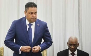 Laurent Saint-Cyr (vasen) osallistuu seremoniaan hänen nimittämisensä siirtymäkauden neuvoston puheenjohtajakauteen Port-au-Prince, Haitissa, torstaina.
